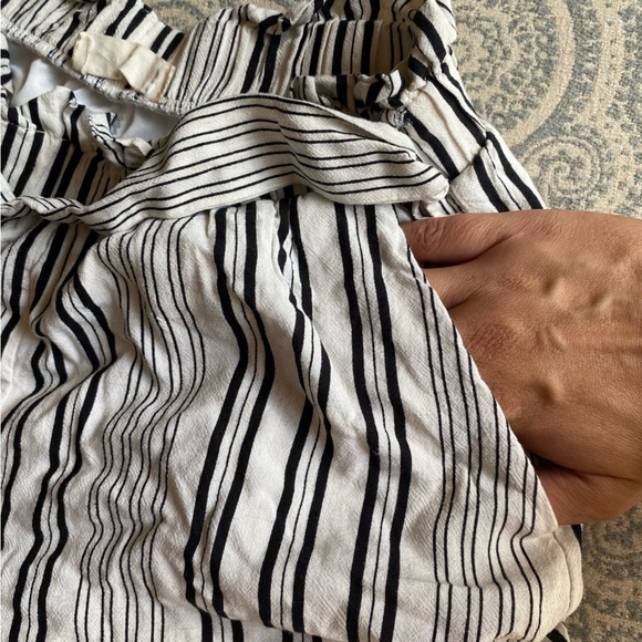🎉5/$15 CLEAR OUT SALE!🎉 Alter’d State Stripe shorts size small - Picture 3 of 3